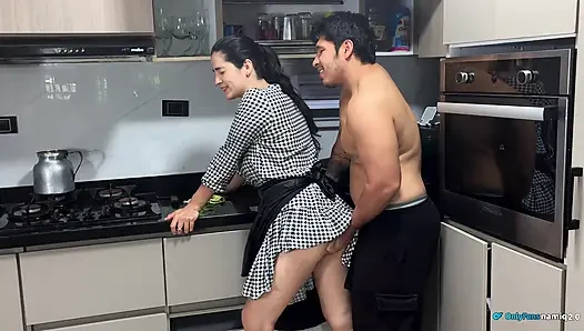 Patronumun kocası ofisinde çalışırken beni sikiyor!