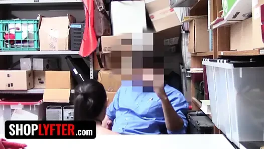 Shoplyfter - sıska yaramaz Asyalı Jade Noir hırsızlık yaparken yakalandı ve memur tarafından disipline edildi