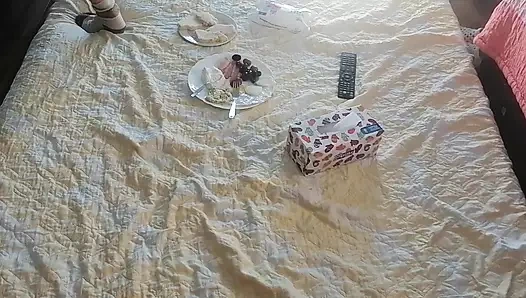 Seksi evli kadın yatak odasında kahvaltı yapıyor. Amatör evli kadın evde çıplak egzersiz yapıyor.