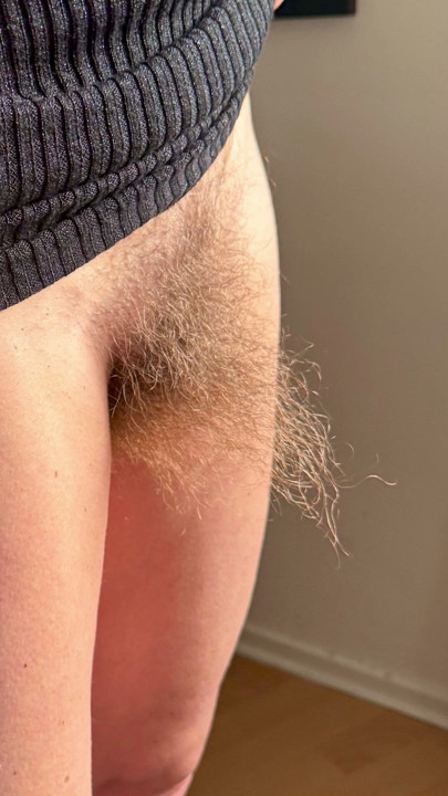 Olgun orta yaşlı seksi kadın büyük amını gösteriyor.