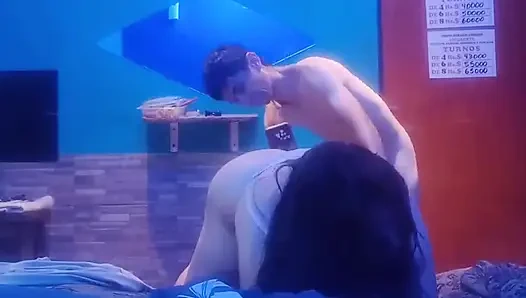 Bir köy otelinde domaltarak ve bana biniyor, tombul kız arkadaşım