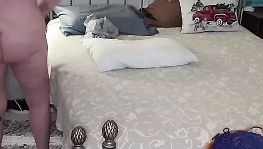 Ateşli orta yaşlı seksi kadın çarşaflarını değiştiriyor ve sonra orgazm olmak için mastürbasyon yapıyor!