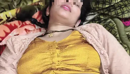 Komşu erkek arkadaşıyla evinde bir gecelik ilişki ve sıkı amcığını sikiyor