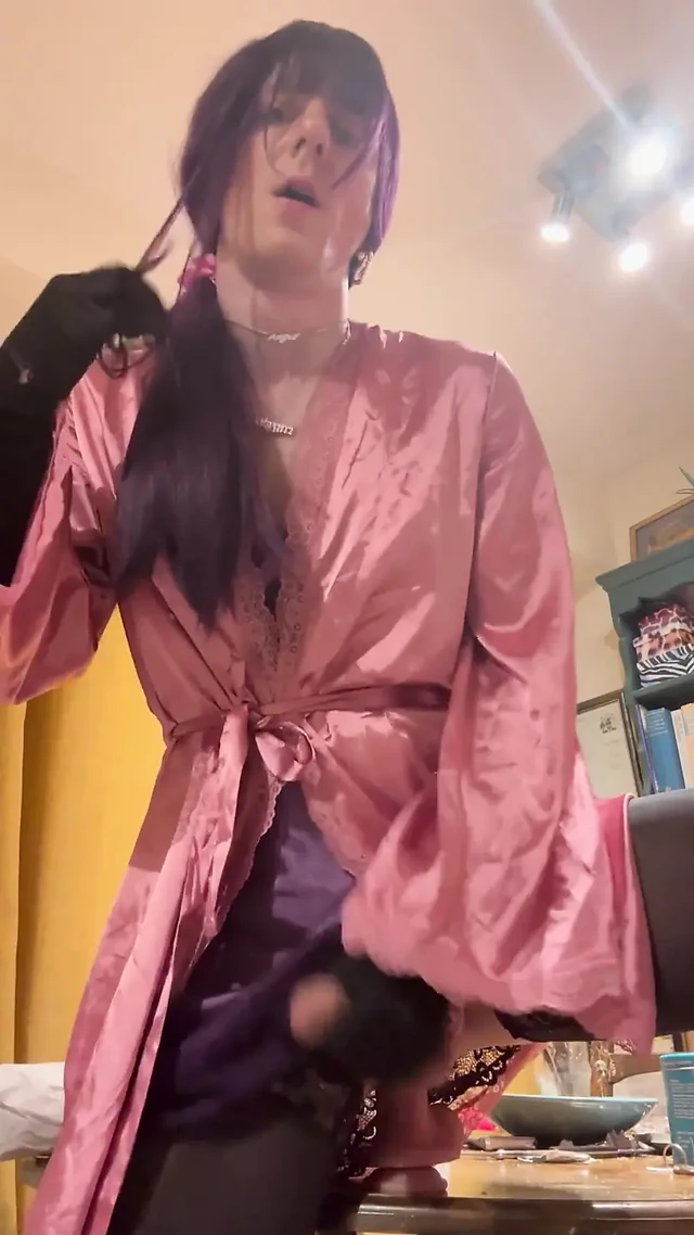 Jess Silk dildoya biniyor
