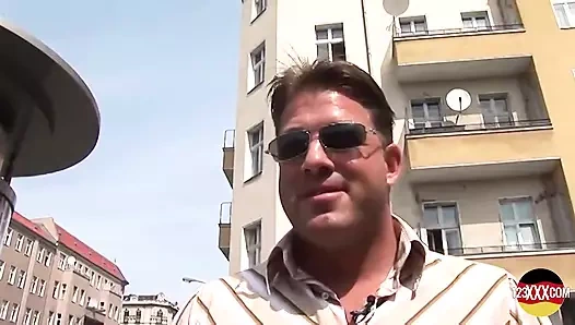 Güneş gözlüklü kızıl saçlı orta yaşlı seksi kadın açık havada sert seksi seviyor