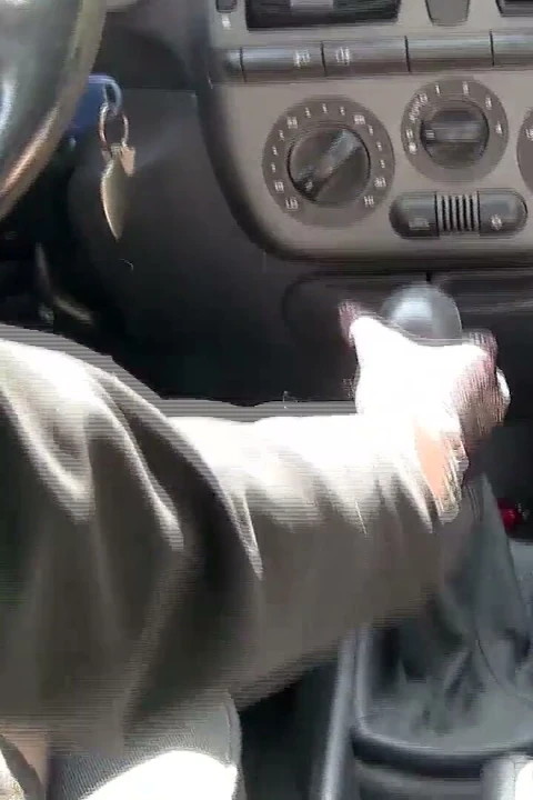 Metal topuklu siyah pompalarda vardiya çubuğunun şehvetli muamelesi