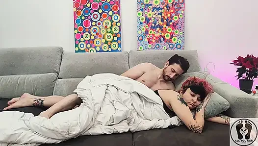 Azgın oğlan çift rutini fetiş uykulu kız arkadaşını görmezden geliyor