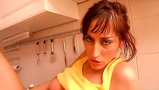 Olağanüstü Alman piliç mutfakta dölle sikişiyor