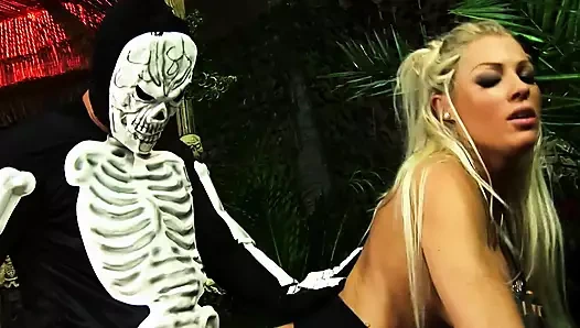 Cindy Behr buharlı bir grup karşılaşmasında baştan çıkarıcı bir ayine öncülük yapıyor