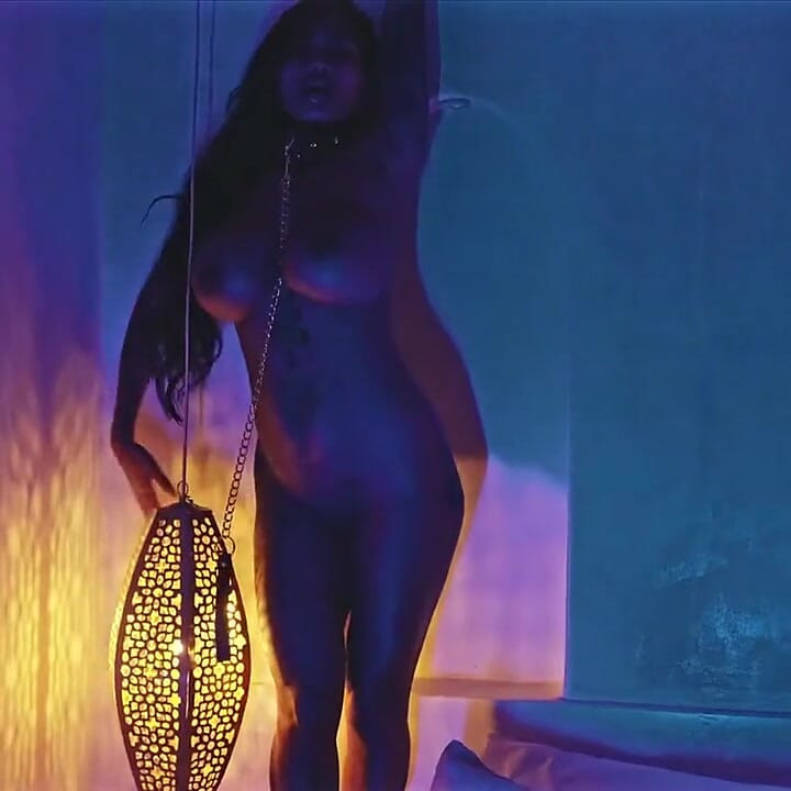 Sanktor - itaatkar dövmeli Asyalı köle orta yaşlı seksi kadın striptiz yapıyor