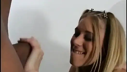Genç inatçı sarışın öğrenci Katie Morgan 2 büyük siyah emerek dil çubuğu becerilerini geliştirmenin tadını çıkarıyor
