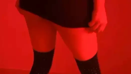 Seksi genç latin kız şehvetli bir şekilde dans ediyor ve kendine dokunuyor