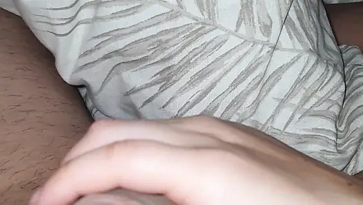 Üvey kız kardeş ereksiyon halinde üvey erkek kardeşinin yarağıyla elle muamele öğreniyor