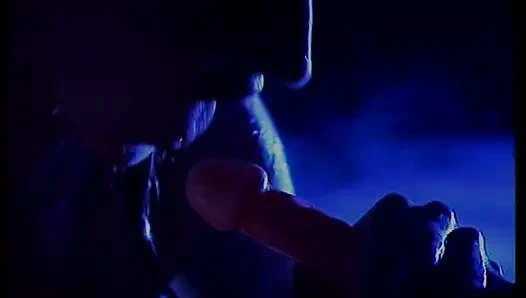 Шлюшка с большой грудью скачет на члене ебаря, затем получает сливки в помещении