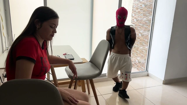 Bilinmeyen Cüce Evime Girdi ve Beni Acımasızca Sevişti. Sonunda Zengin ve Sıkı Vajinama Boşaldı.