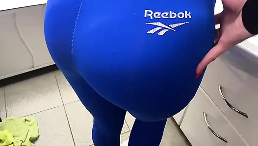 Üvey anne banyoda büyük sütlü göğüslerini okşuyor