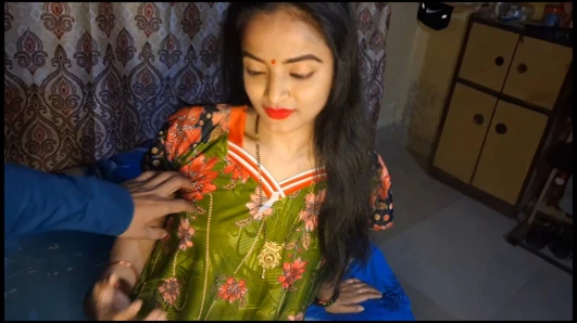 Gerçek ev yapımı yenge gece elbisesi çok seksi ve ateşli güzel devar sıkı amcık sikişiyor Hintli köylü kızı sıkı duyuyor