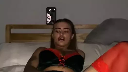 Büyük memeli emo tek başına sikişiyor