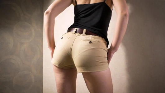 Dar şortlu genç amatör görünür külot çizgisini azdırıyor