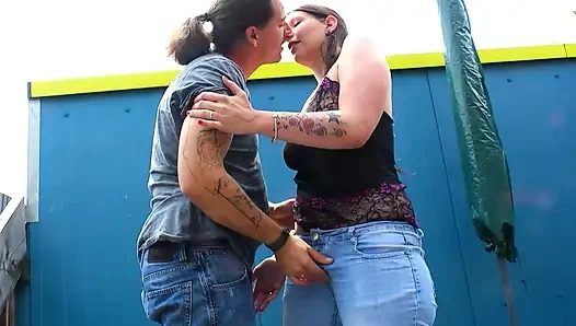 Büyük tombul kedi küçük yarrakları kemiriyor