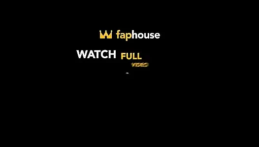 Xr65-okul üniformalı kız ayaklarını gıdıkladı.