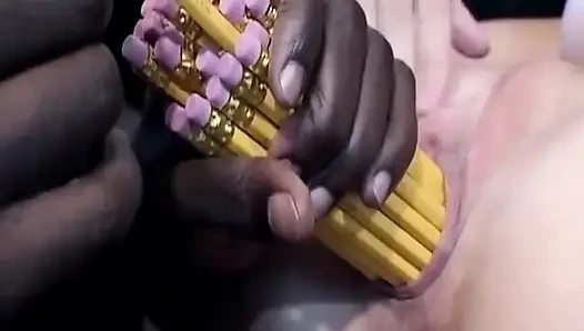 Olgun sarışın orta yaşlı seksi kadın vahşi çifte penetrasyonda birden fazla büyük zenci yarağı alıyor