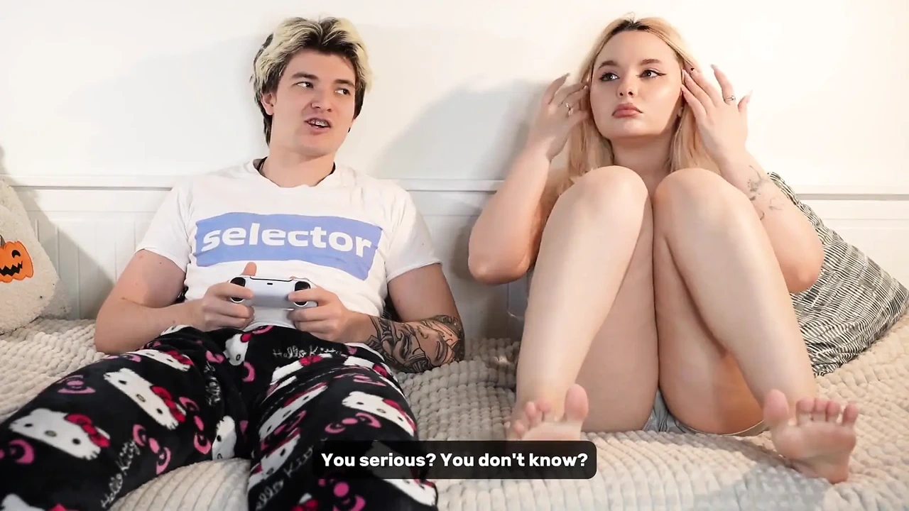 Üvey kız kardeşim beni o kadar sert sikiyor ki neredeyse yatağı kırıyor