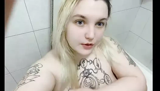 Düzgün vücutlu kız Mastürbasyon içinde the banyo ve emme pov