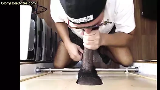 Seks deliği eşcinsel mastürbasyon yaparken sert yarak emmeyi seviyor