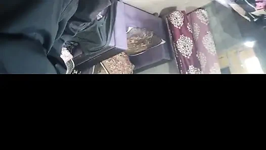 Hintli kadın amcıkla domalarak sert sikişiyor