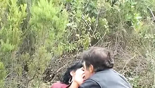 Koyu saçlı Fransız sürtük açık havada sert bir anal sikişin tadını çıkarıyor