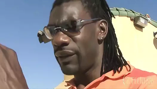 8teenhub - Aliana Love küçük bir siyah macera yaşıyor