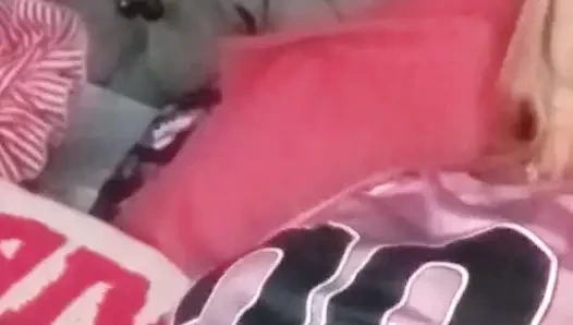Yumruk sokma oyuncağı ile pembe ıslak görünüm