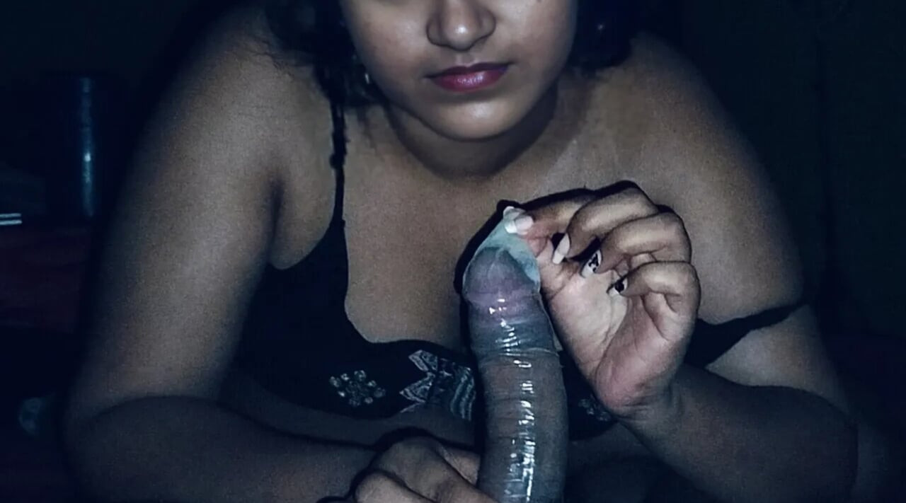 Hintli kız arkadaş gece yarısı sert seks yapıyor