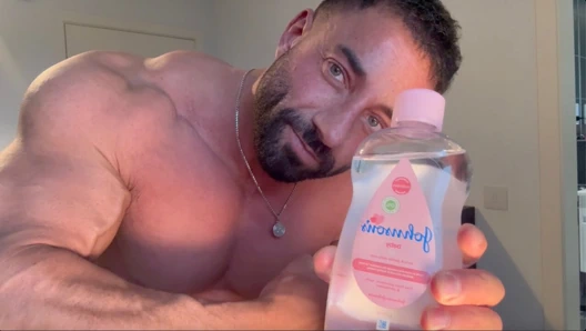 Seksi kaslı tanrı esnetiyor ve yağlıyor