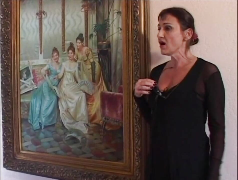 Esmer lezbiyen orta yaşlı seksi kadın tatlı bir genç kızı baştan çıkarıyor