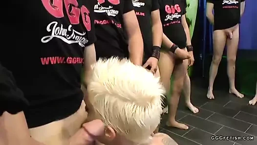 Büyük memeli sarışın sürtük grup sekste boşalıyor