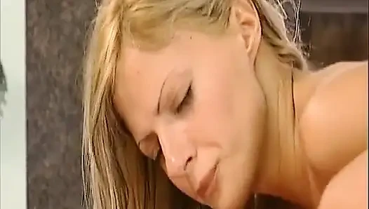 Dövmeli sarışın Alman orta yaşlı seksi hatun klasik sahnede anal seks yapıyor