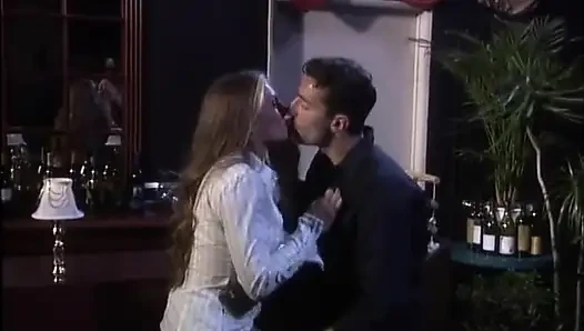 Ateşli sarışın hatun amına sert bir yarak alıyor, kalın bir yüze boşalma