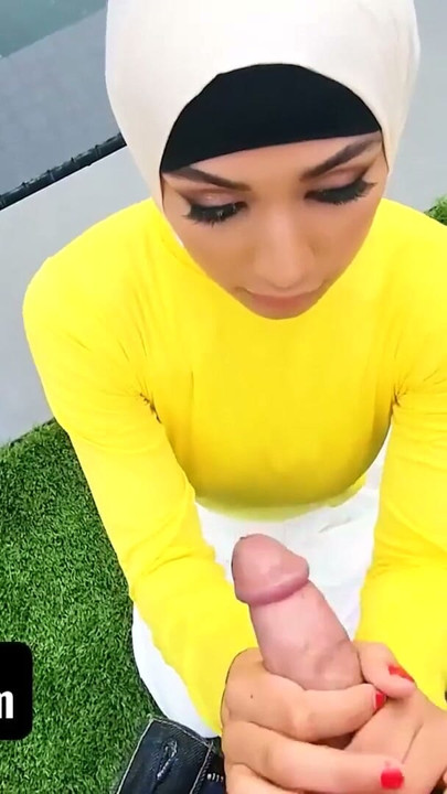 Tesettürlü kız Nina, Amerikan genç filmleri izleyerek büyüdü ve balo kraliçesi olmaya takıntılı | Klip 2