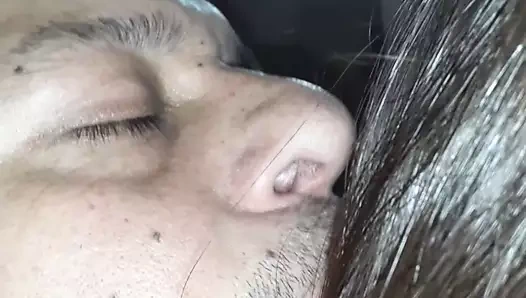 Yaşlı bir adamdan süt pompalayan genç kız