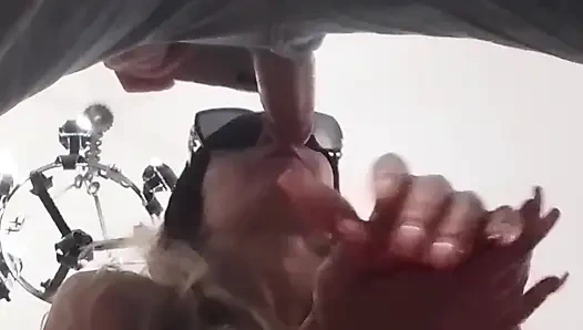 Sarışın MILF oral seks, ağzında büyük boşalma