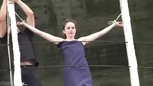 Milf ve erkek arkadaş ile kamu esaret oturumu, bu milf göğüsleri o kadar küçük ki onlar sadece meme uçları