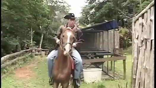 Ateşli sarışın adam prezervatifini koyarken amını yediriyor