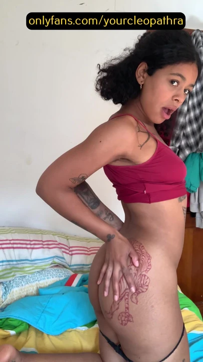 Моя задница выглядит лучше в трусиках или без них?