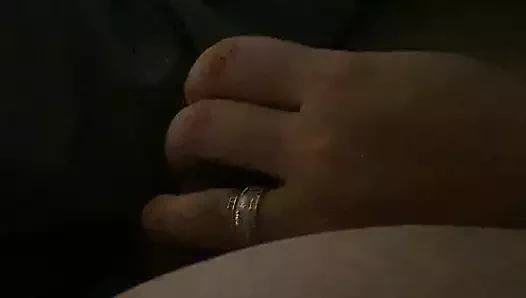 Üvey anne karanlıkta üvey oğlunun sikini mastürbasyon yapıyor