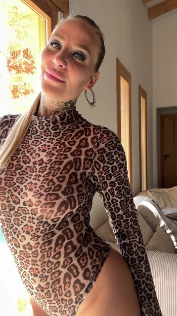 Просто Лео на моей коже. Без трусиков под ной. Угадай, как долго я держал это