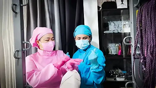 2 zalim hemşire tarafından mumyalanıyor ve işkence ediliyor 1/3