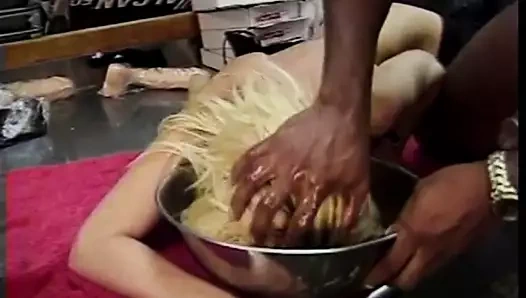 Rus sarışın zenci kadın her şeyi yapmaya hazır, hatta Bay'ın canavarca sikini almaya bile. götünde 18 inç