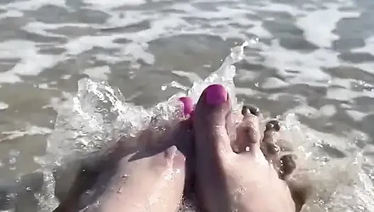 16 ayak ve bacak büyüklüğünde dalgalar çarpıyor
